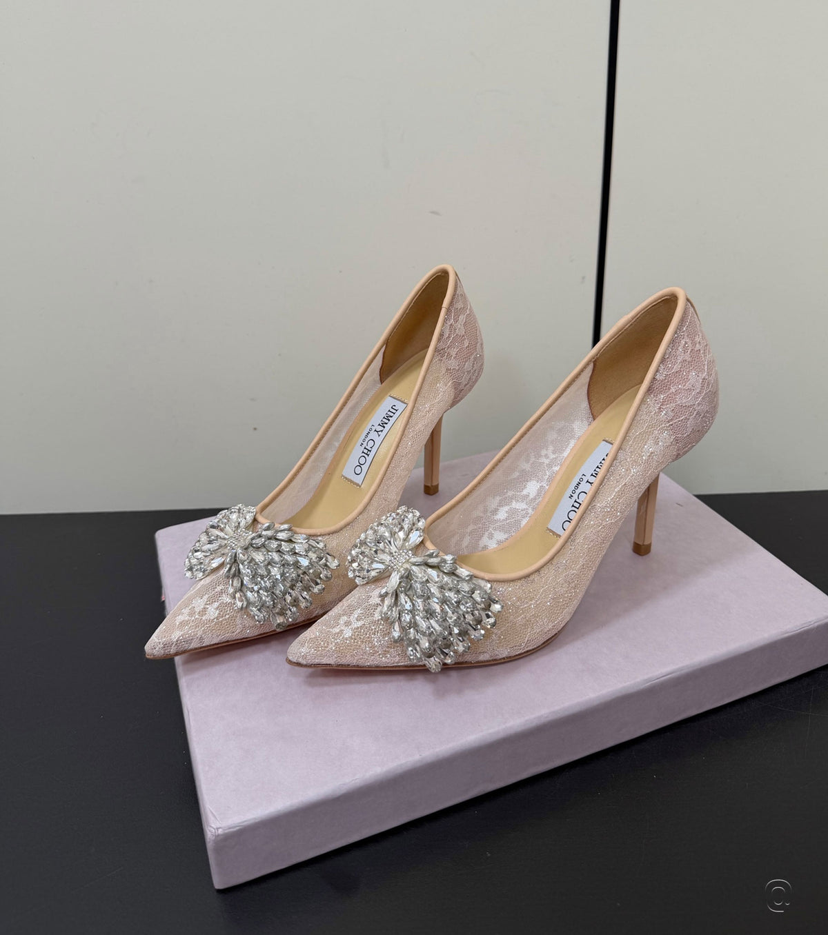 Високи обувки с кристали