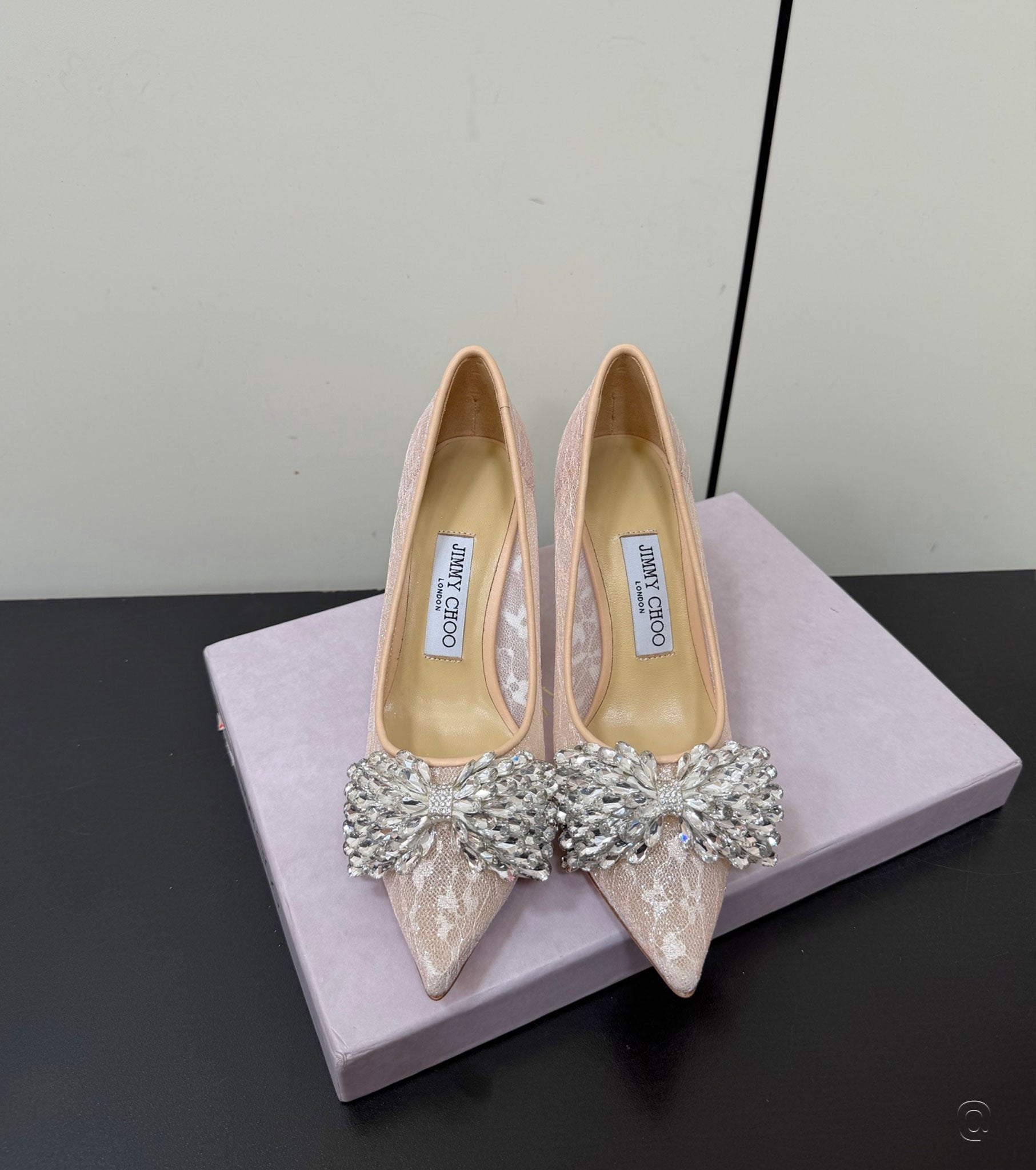 Високи обувки с кристали