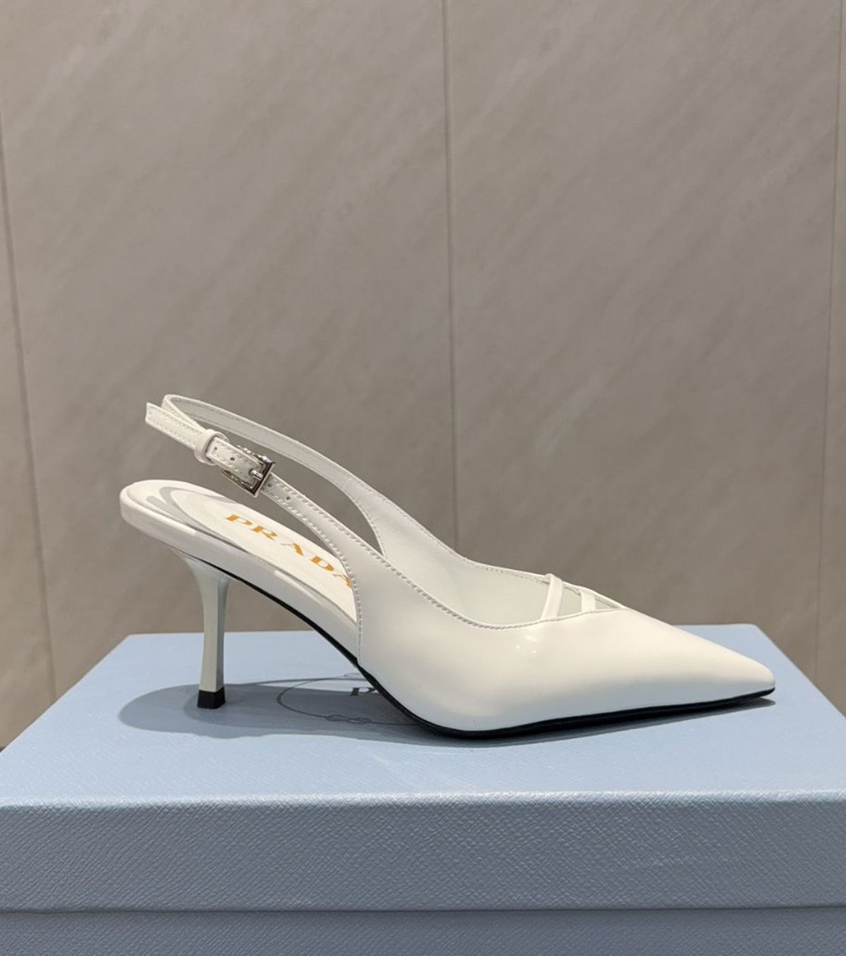 Кожени обувки на висок ток 