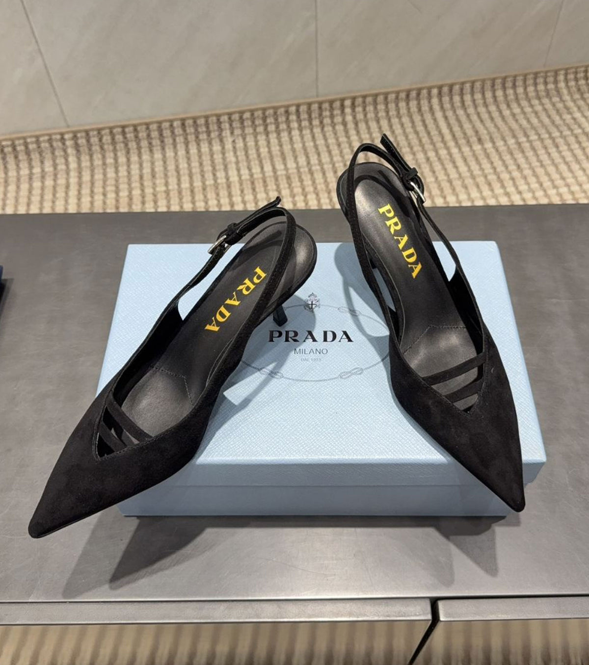 Велурени обувки на висок ток 