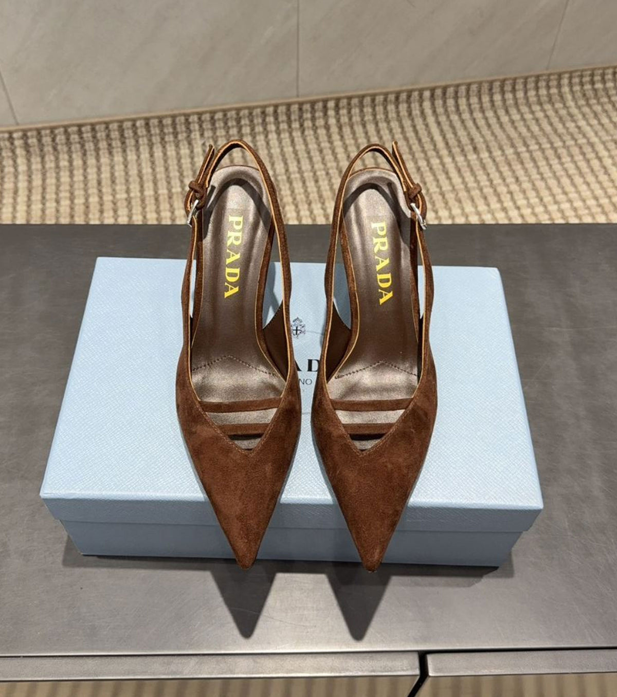 Велурени обувки на висок ток 