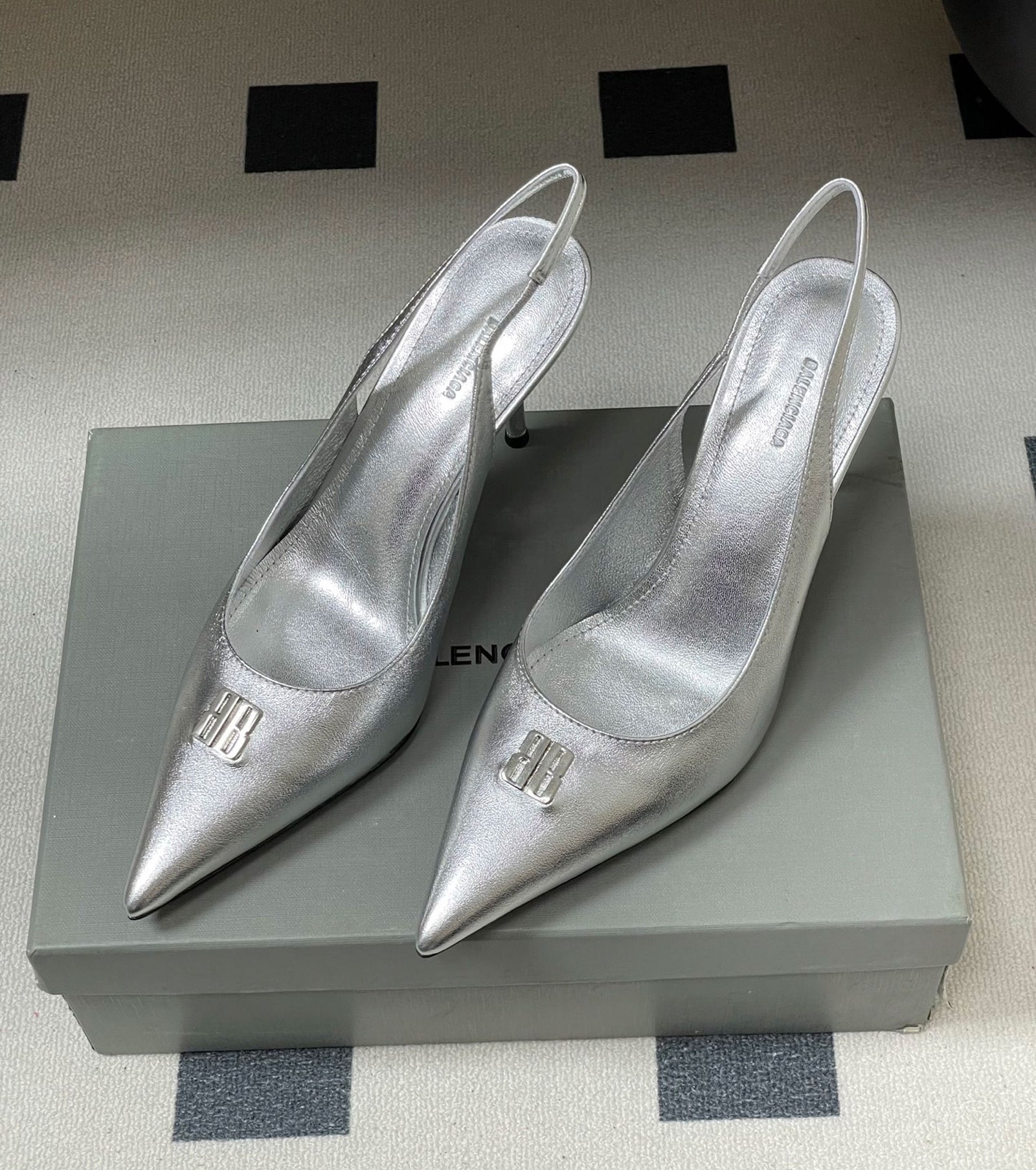 Полуотворени обувки на висок ток BB