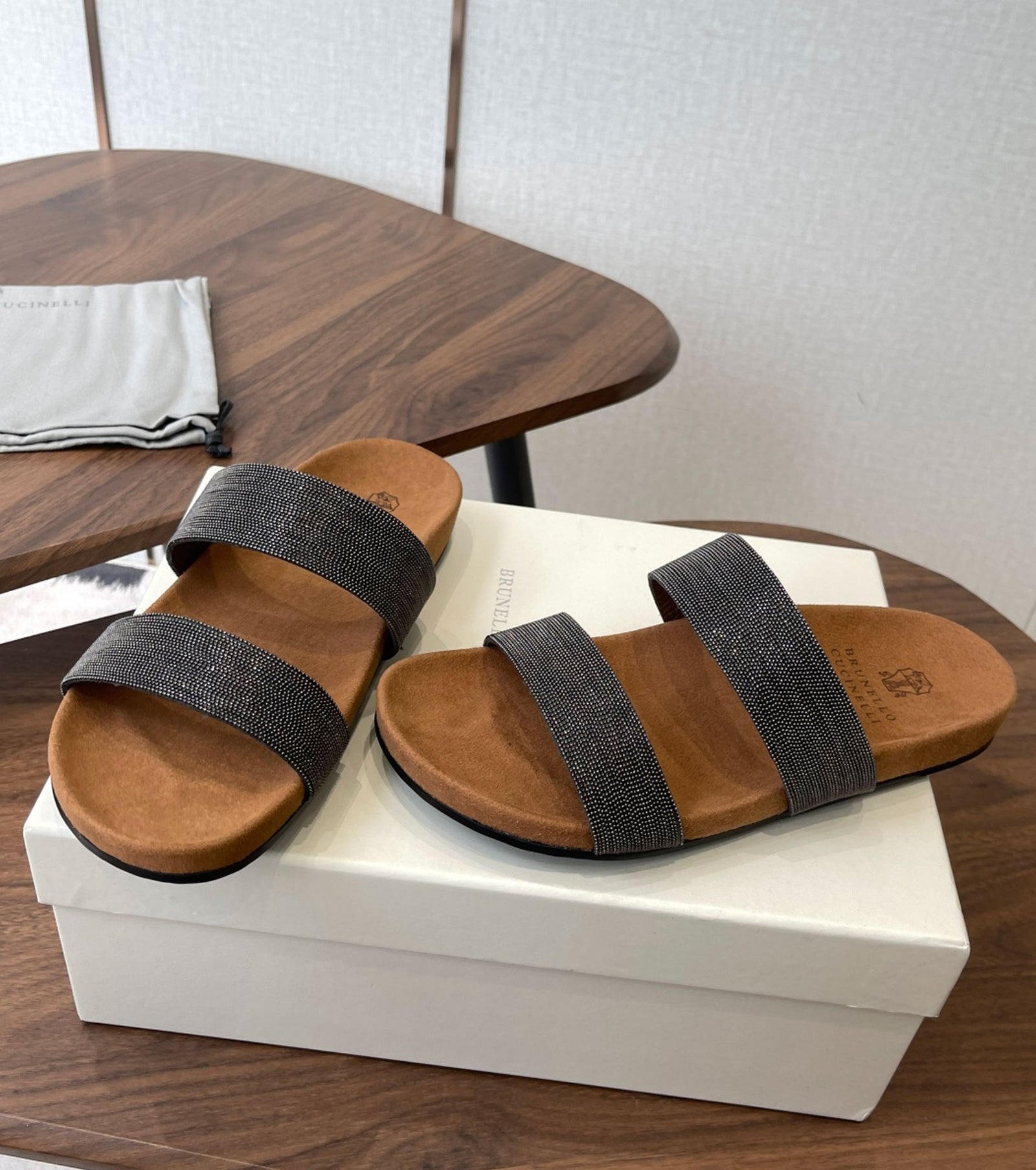 Monili detailing slides