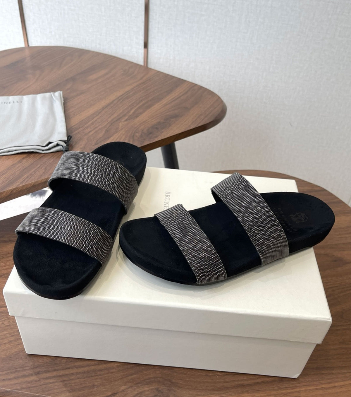 Monili detailing slides