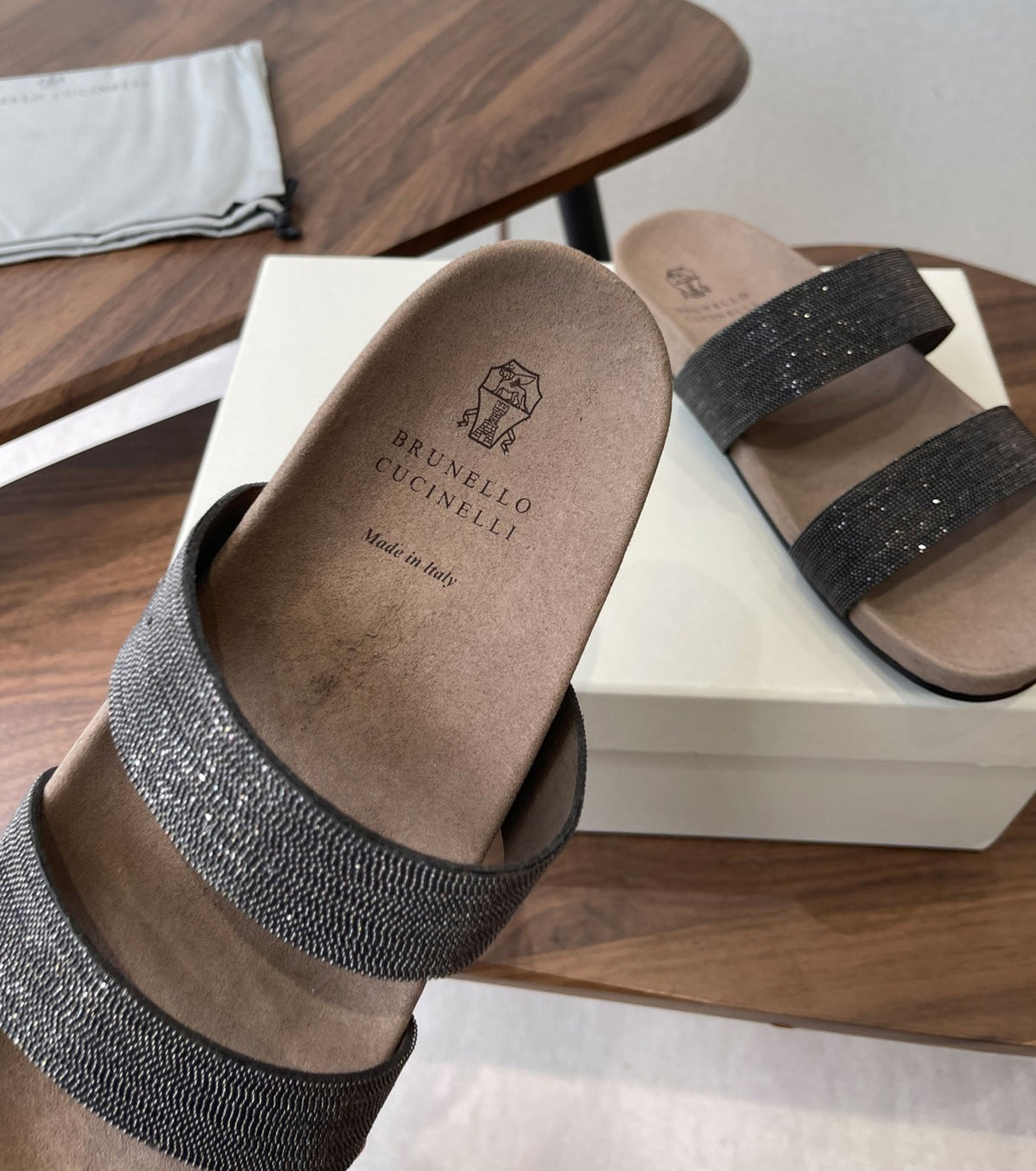 Monili detailing slides