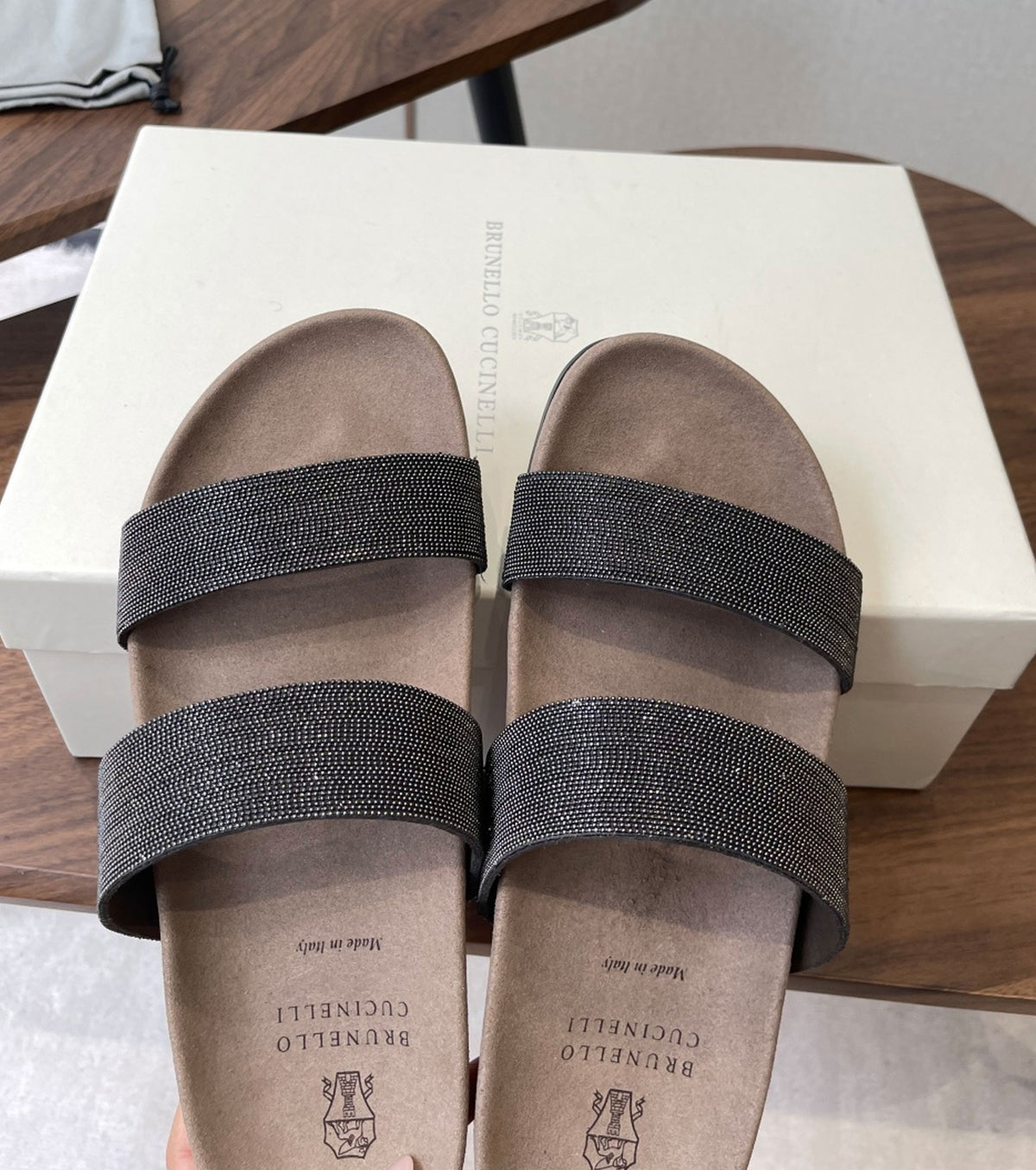 Monili detailing slides