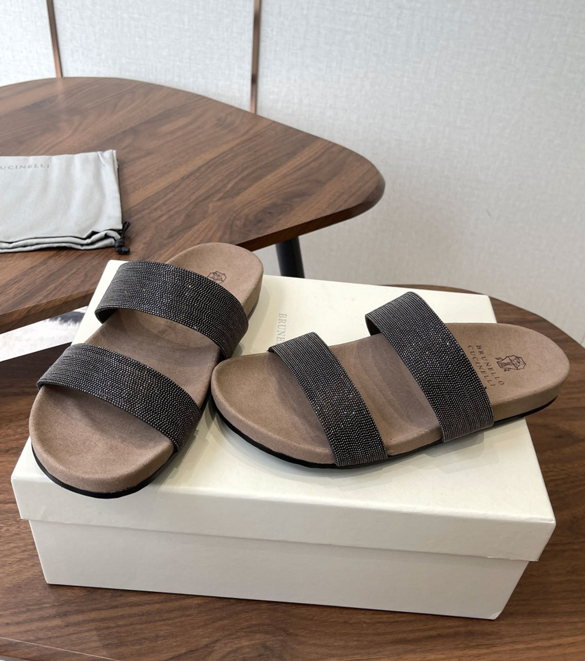 Monili detailing slides
