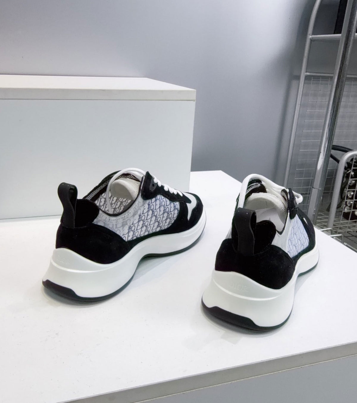 B25 Runner Sneakers
