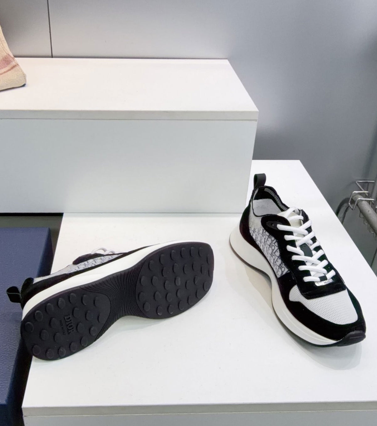 B25 Runner Sneakers