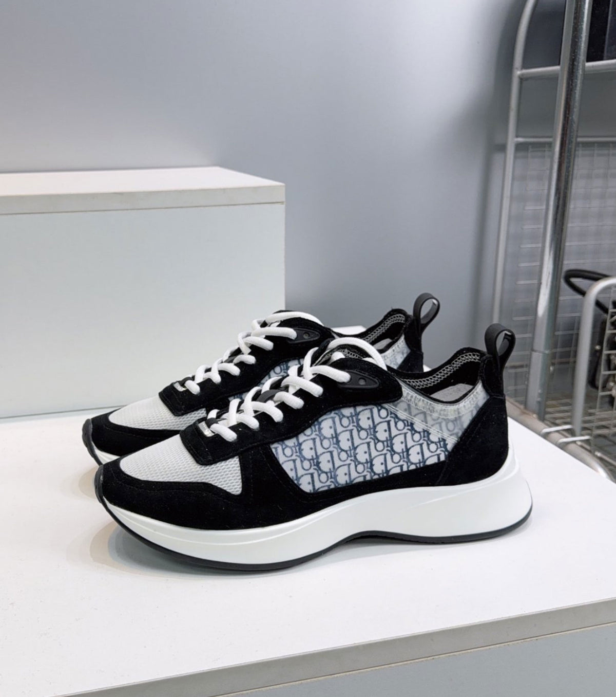 B25 Runner Sneakers