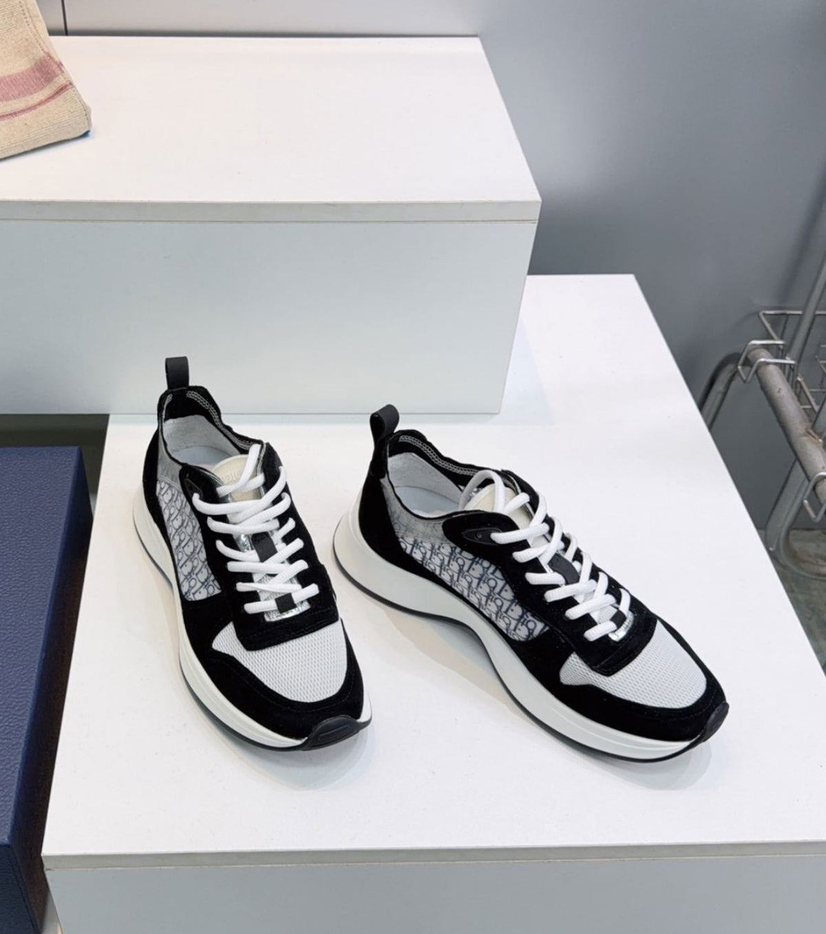 B25 Runner Sneakers