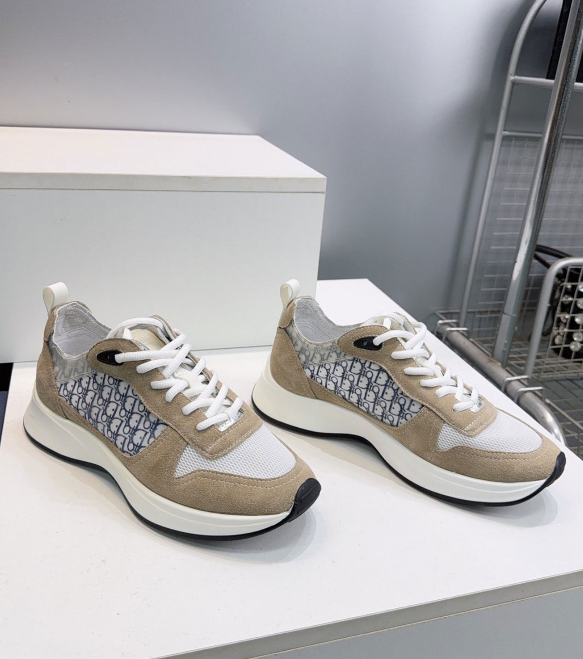 B25 Runner Sneakers