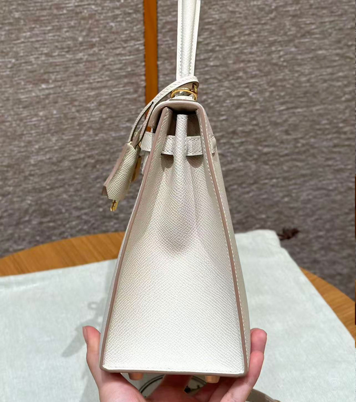 Kelly Sellier 25 Craie Epsom Gold Hardware