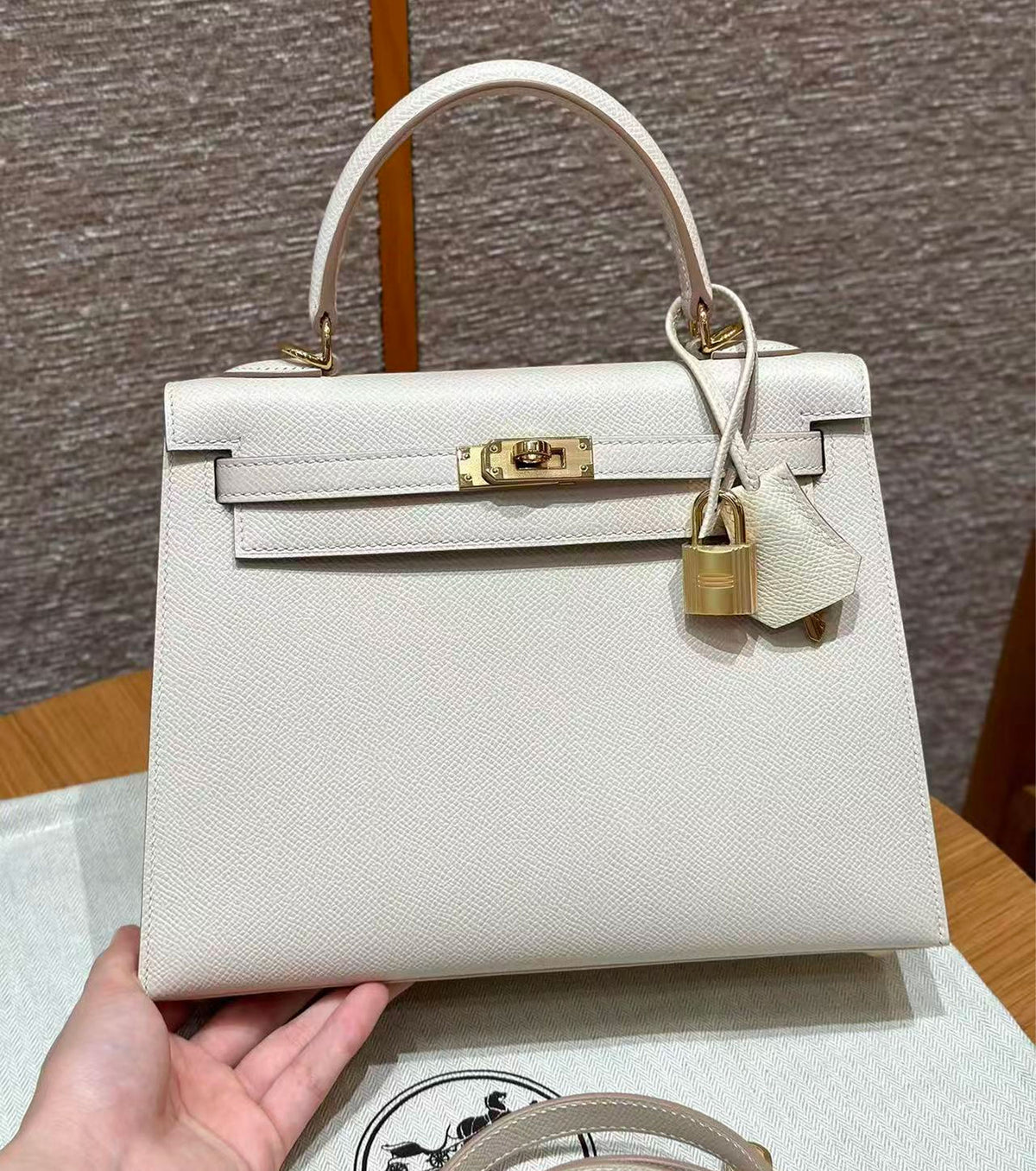 Kelly Sellier 25 Craie Epsom Gold Hardware