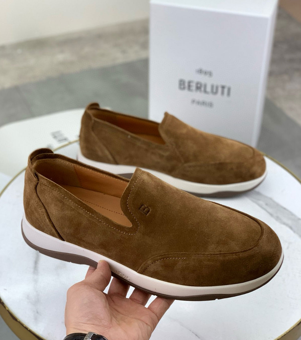 Велурени мокасини