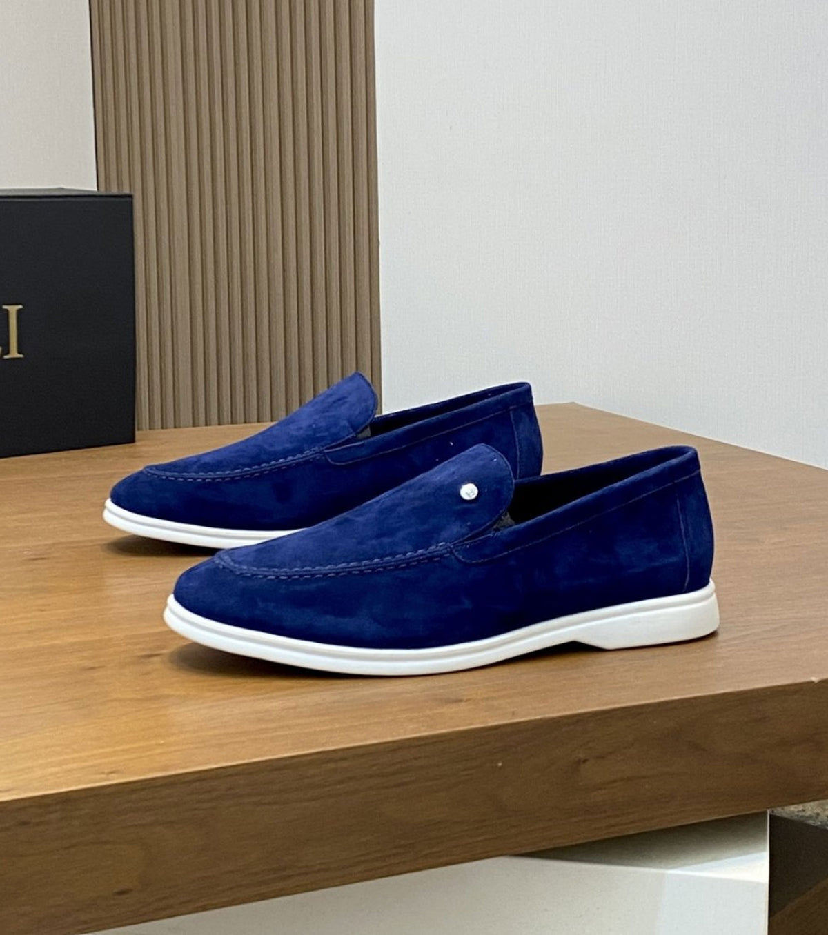 Велурени мокасини