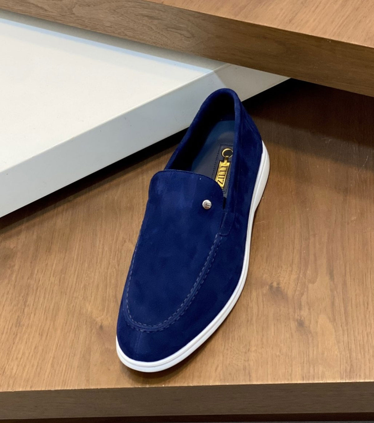 Велурени мокасини