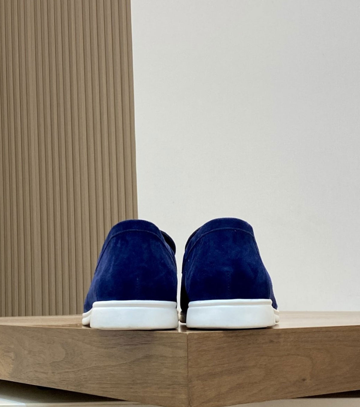 Велурени мокасини