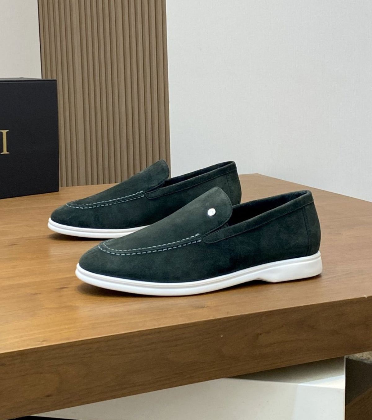 Велурени мокасини