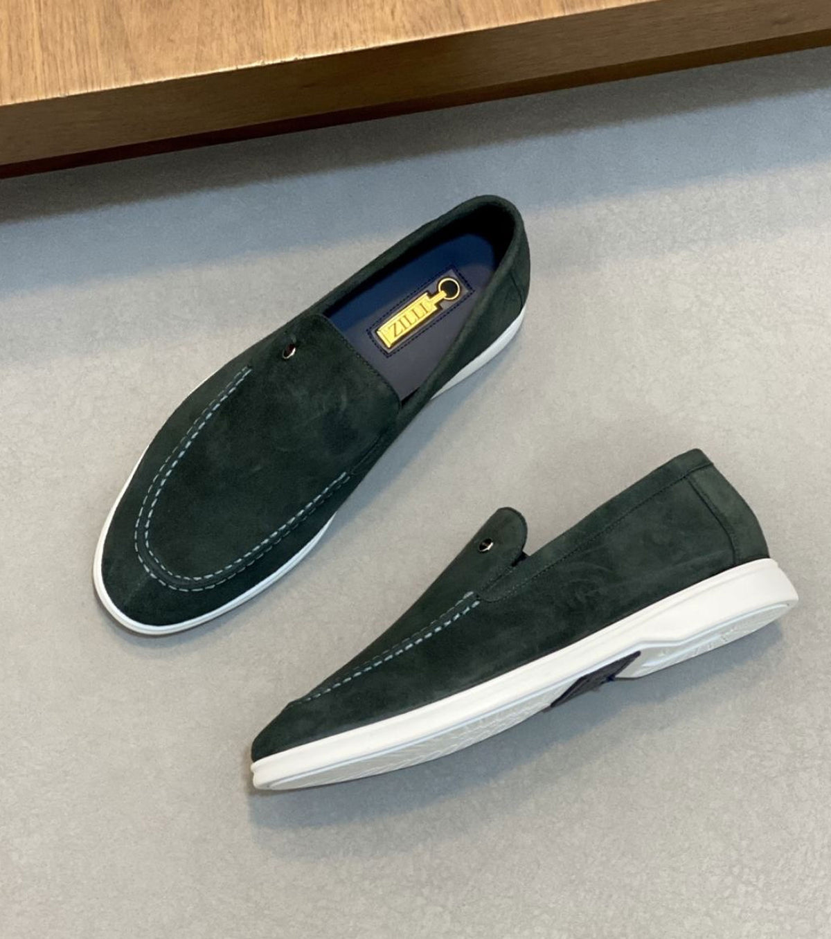 Велурени мокасини