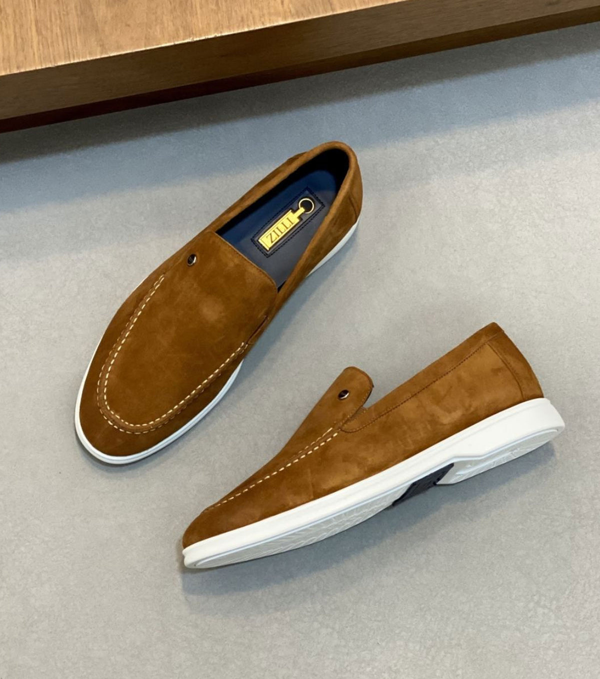 Велурени мокасини