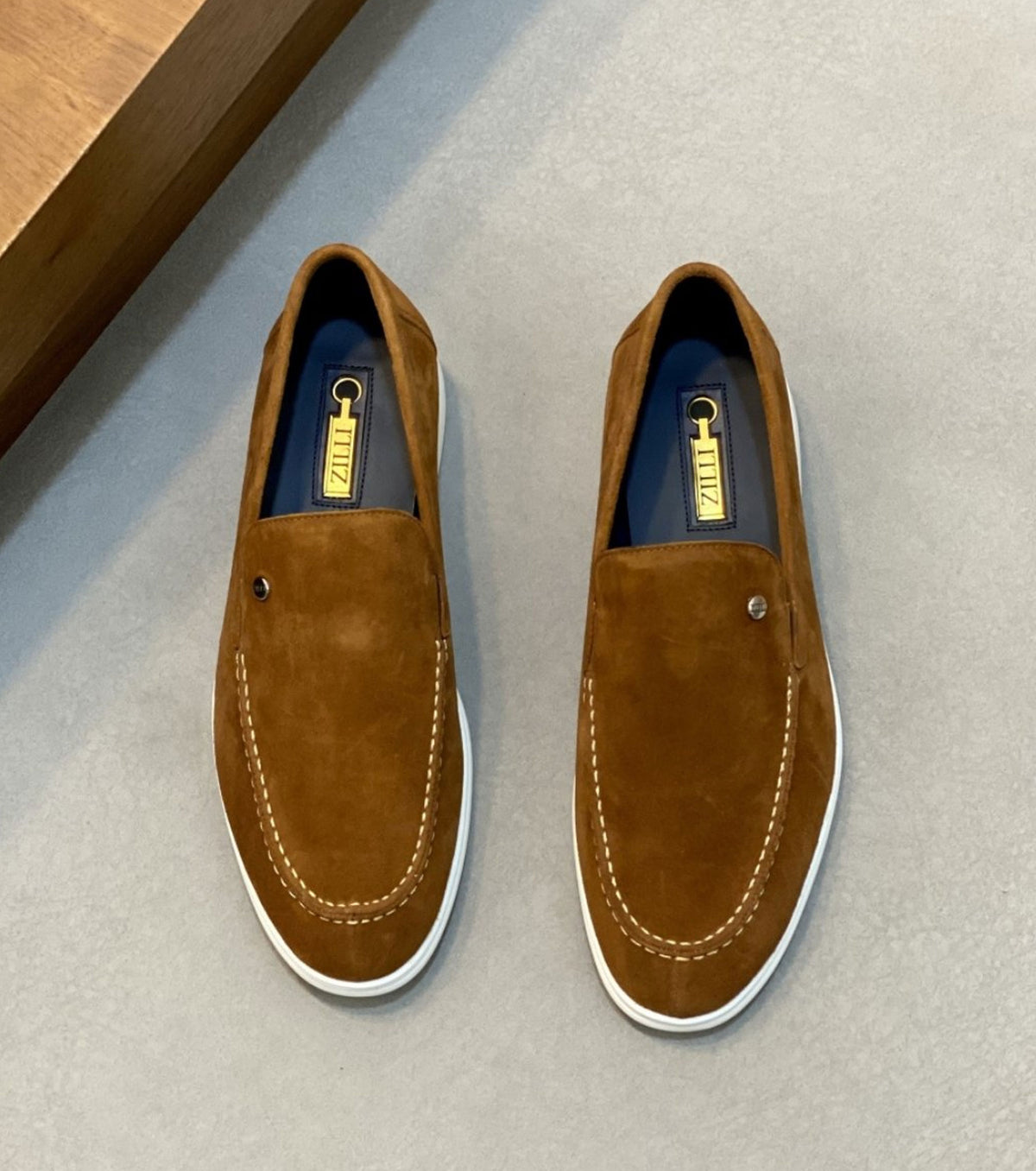 Велурени мокасини