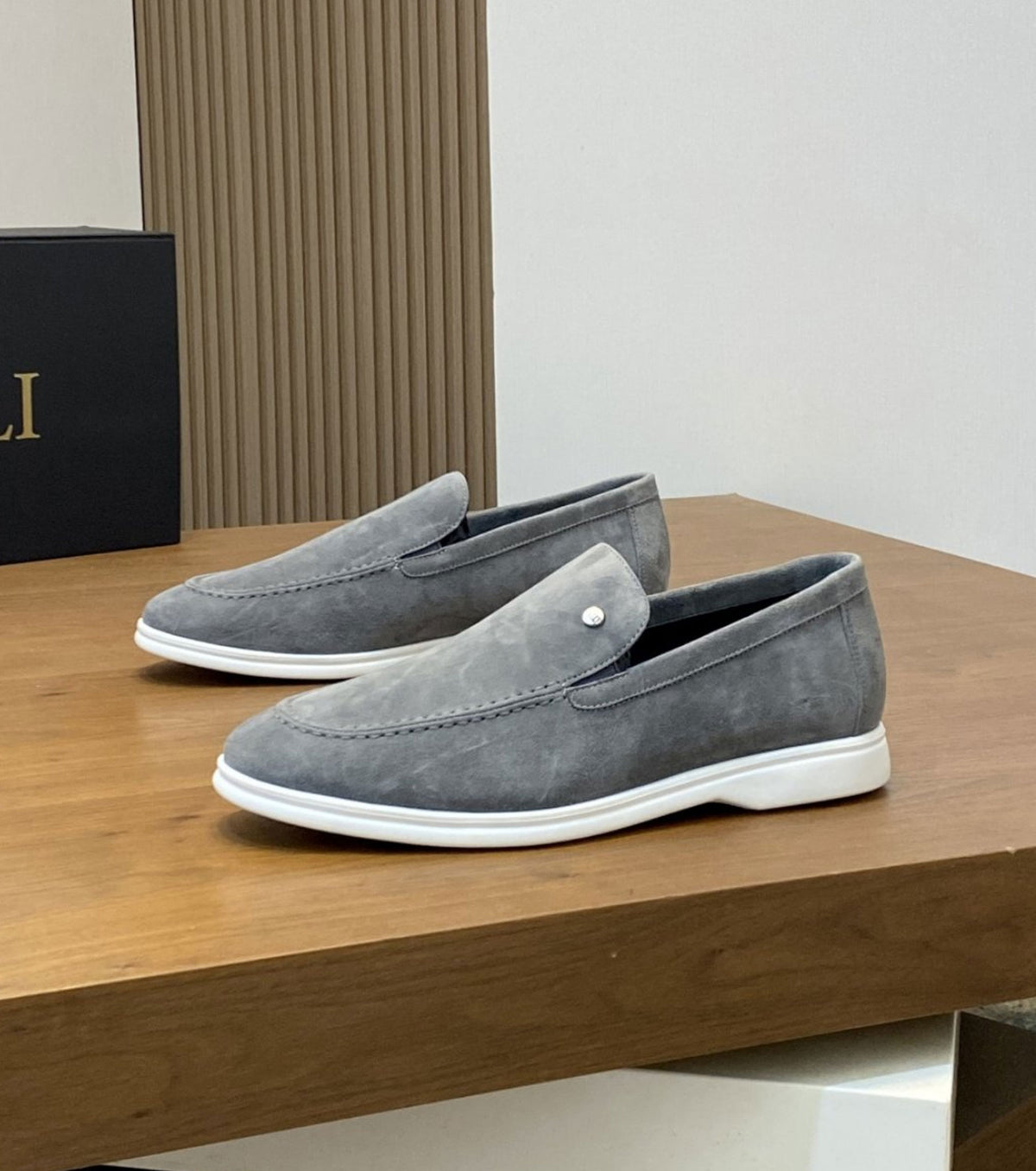 Велурени мокасини