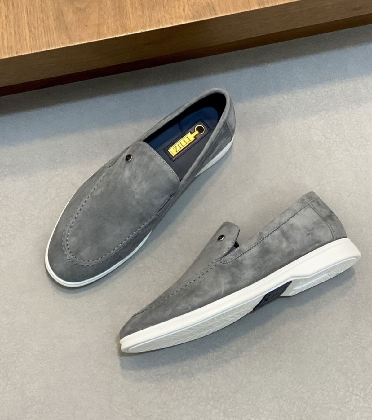 Велурени мокасини