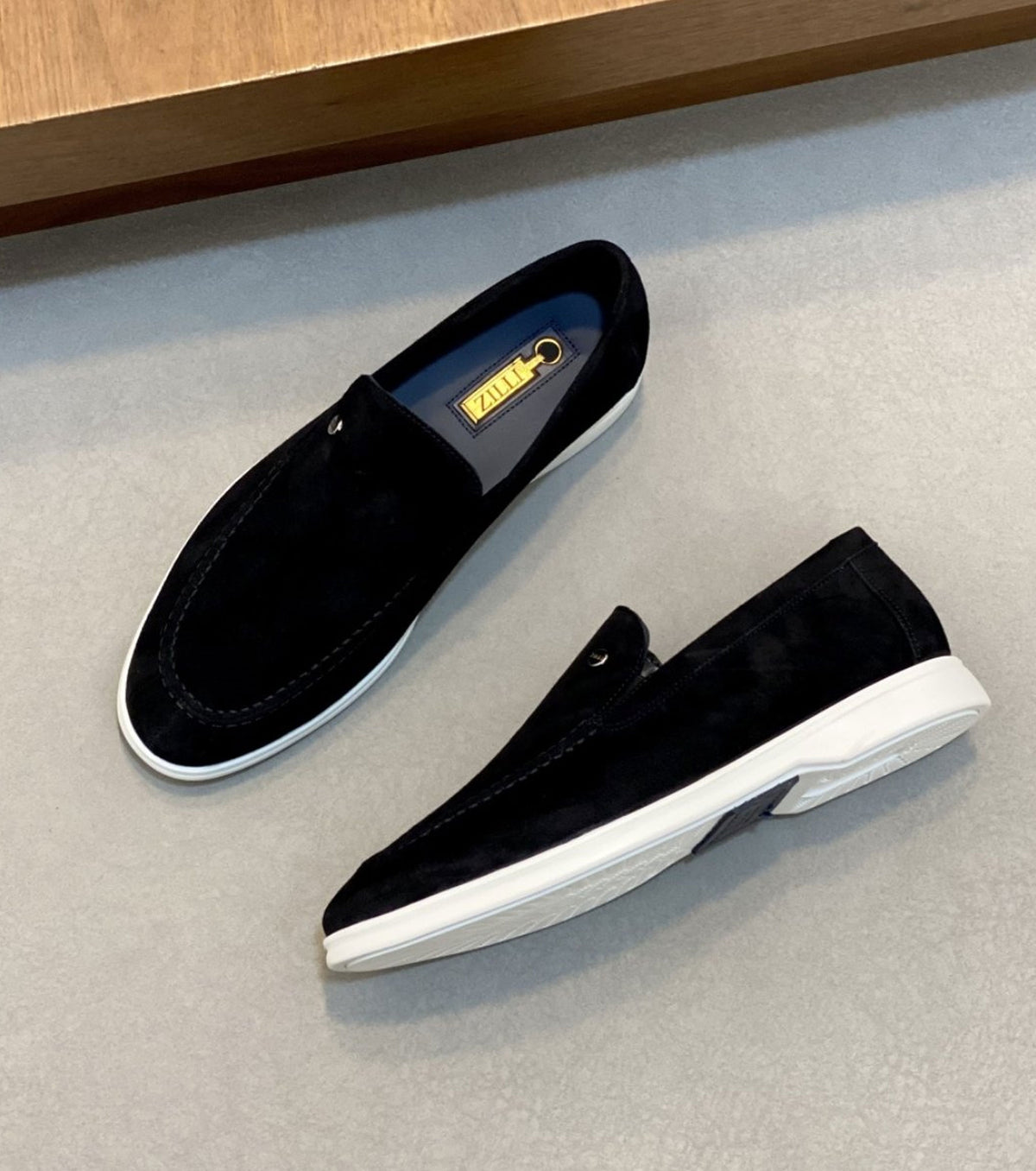 Велурени мокасини