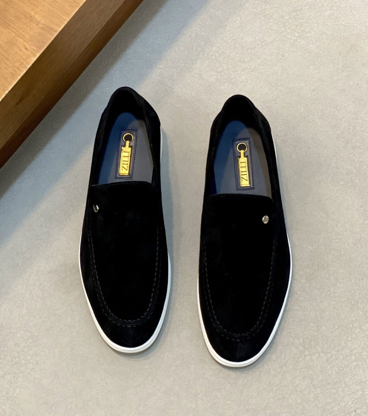 Велурени мокасини