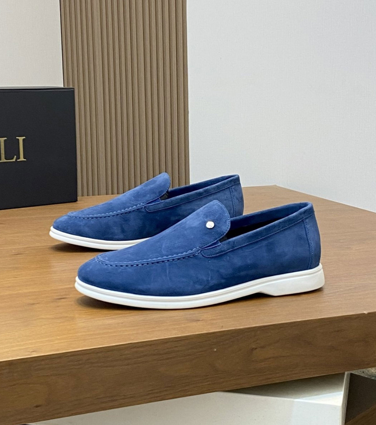 Велурени мокасини