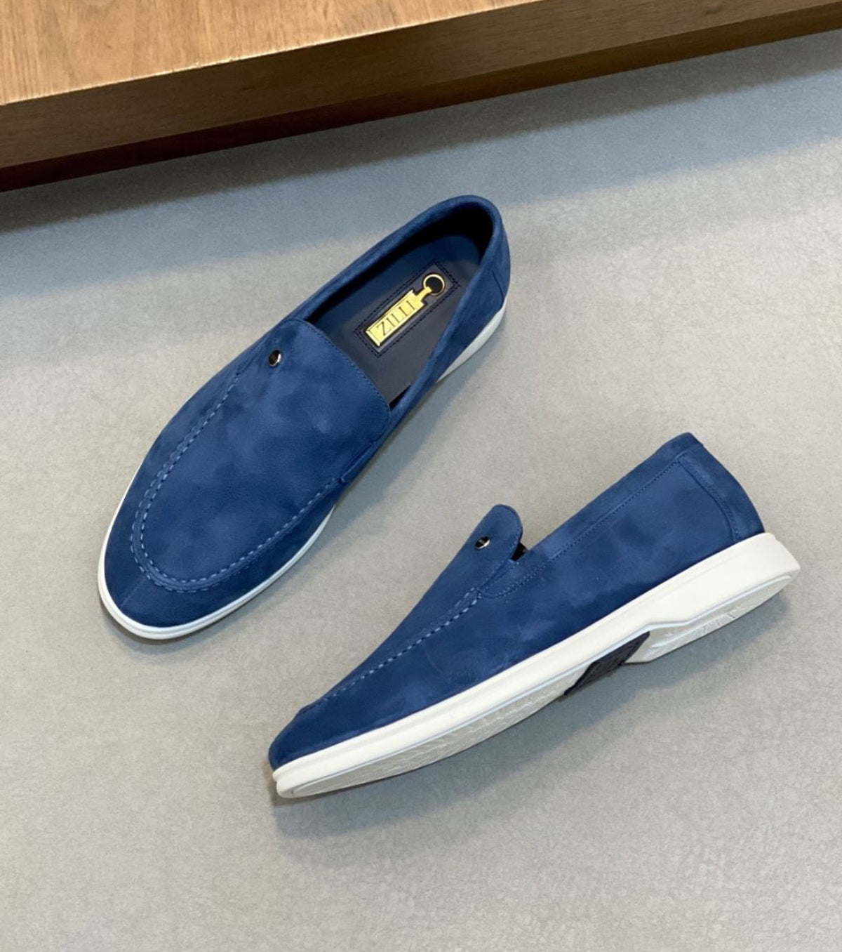 Велурени мокасини