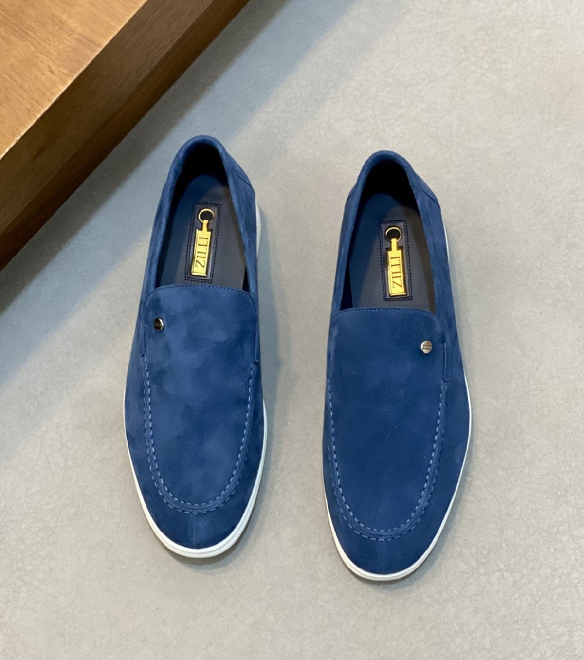 Велурени мокасини