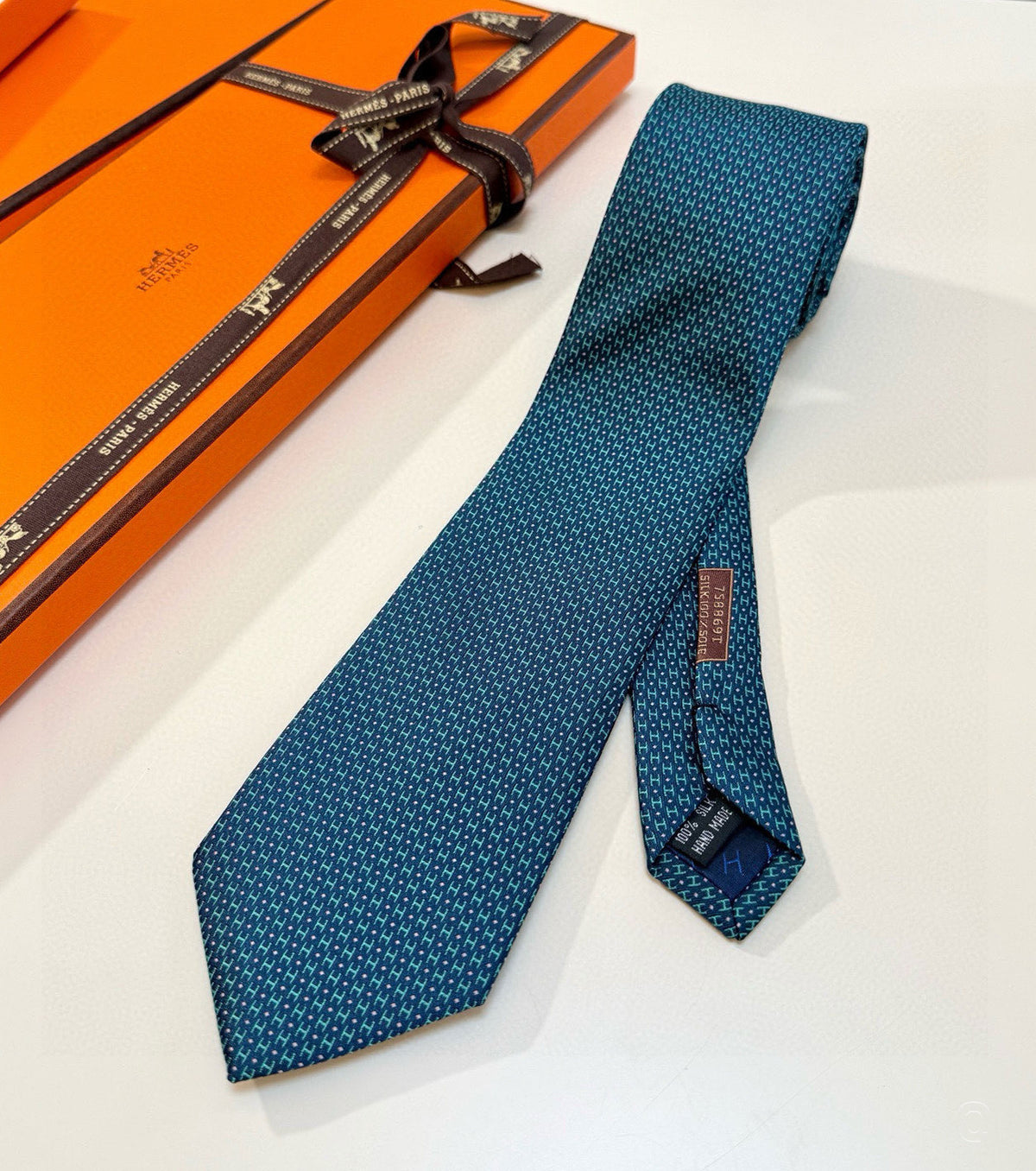 Копринена вратовръзка