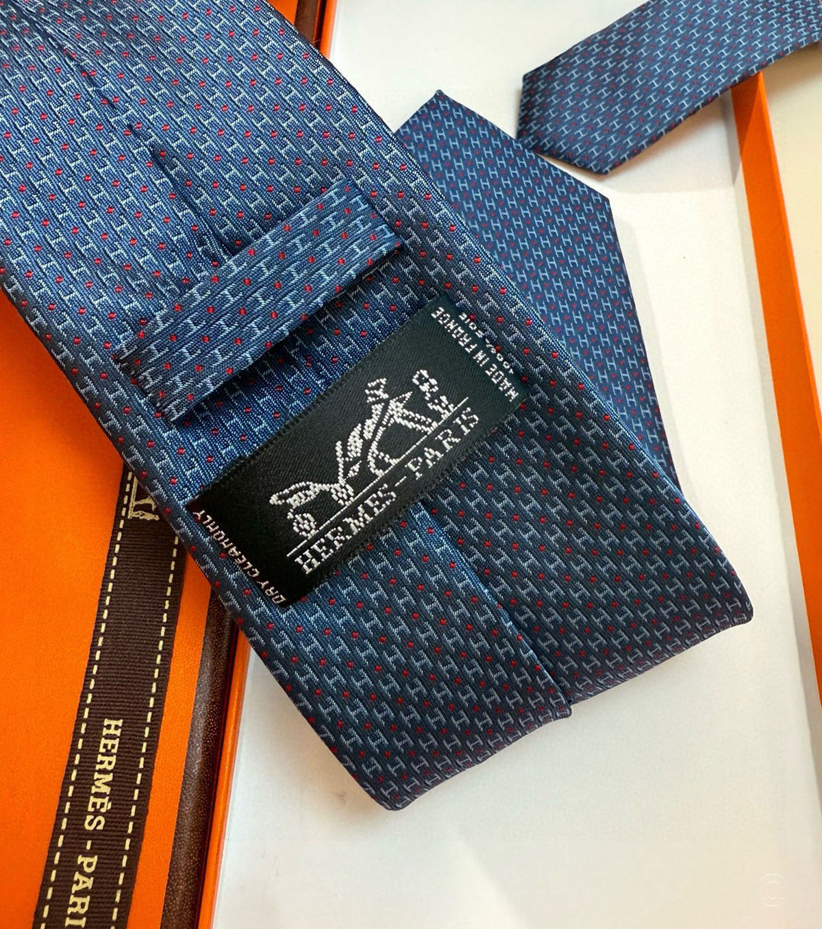 Копринена вратовръзка