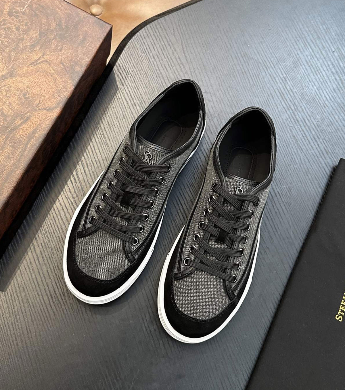 Leather and fabric Sneaker