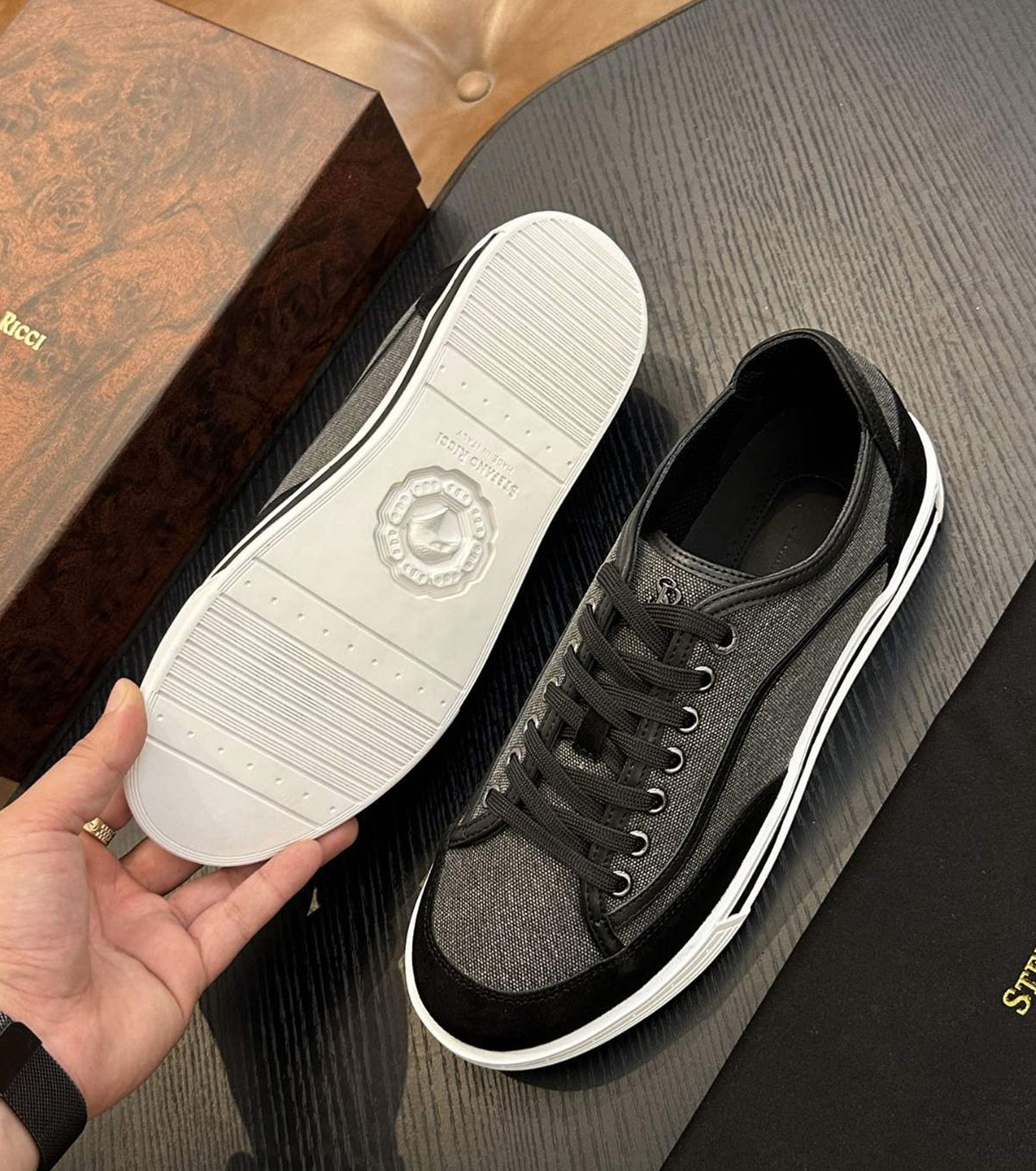 Leather and fabric Sneaker