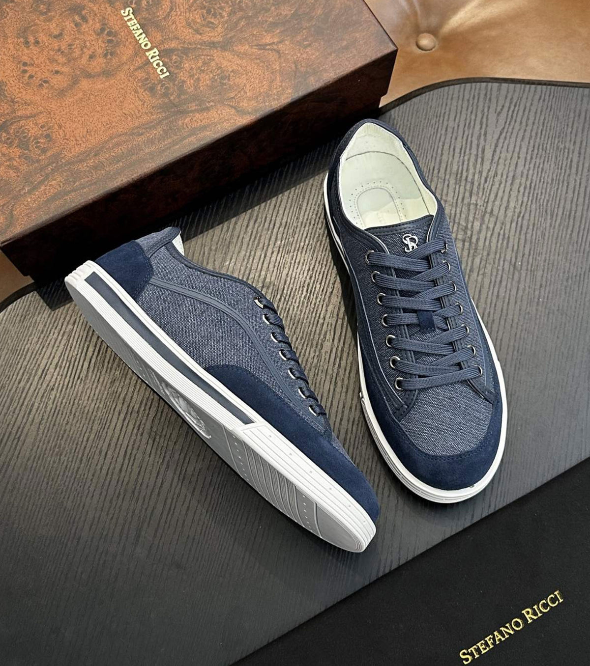 Leather and fabric Sneaker