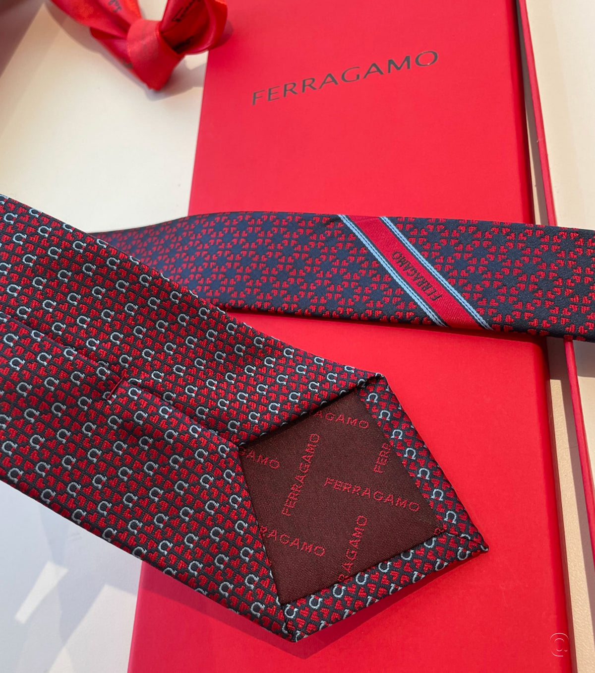 Копринена вратовръзка 