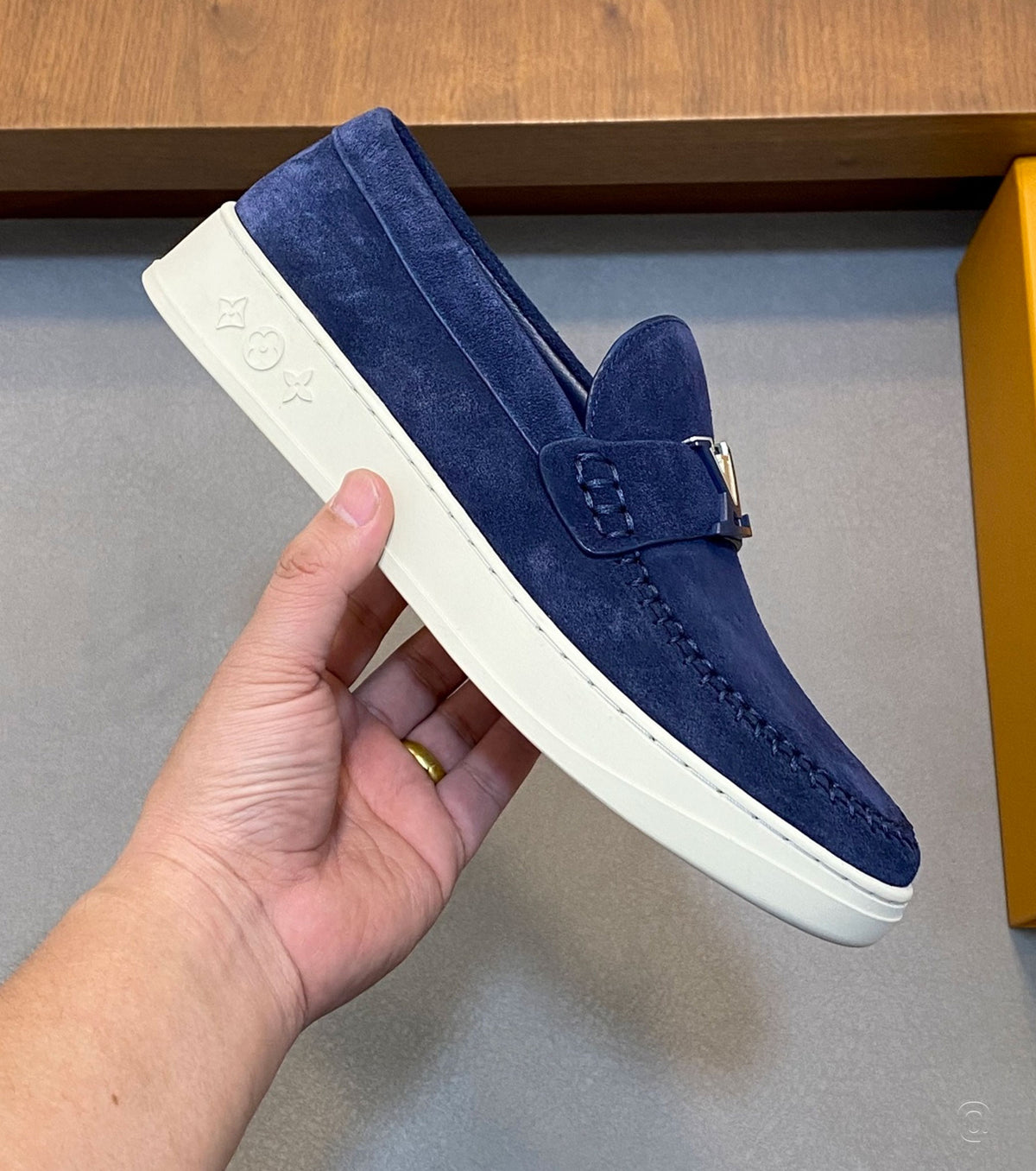 Велурени мокасини