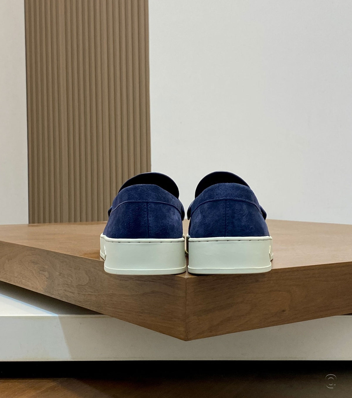 Велурени мокасини