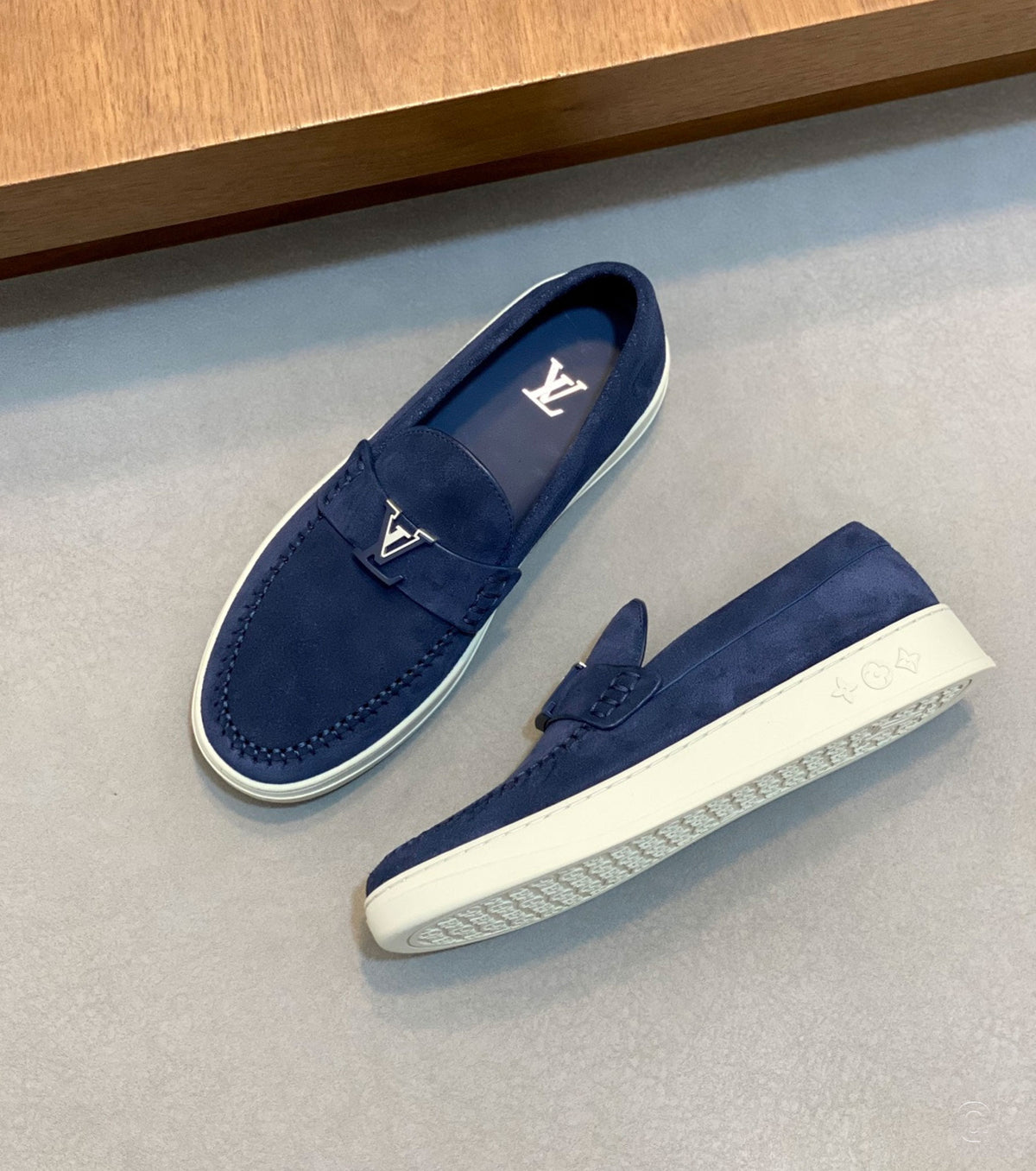 Велурени мокасини