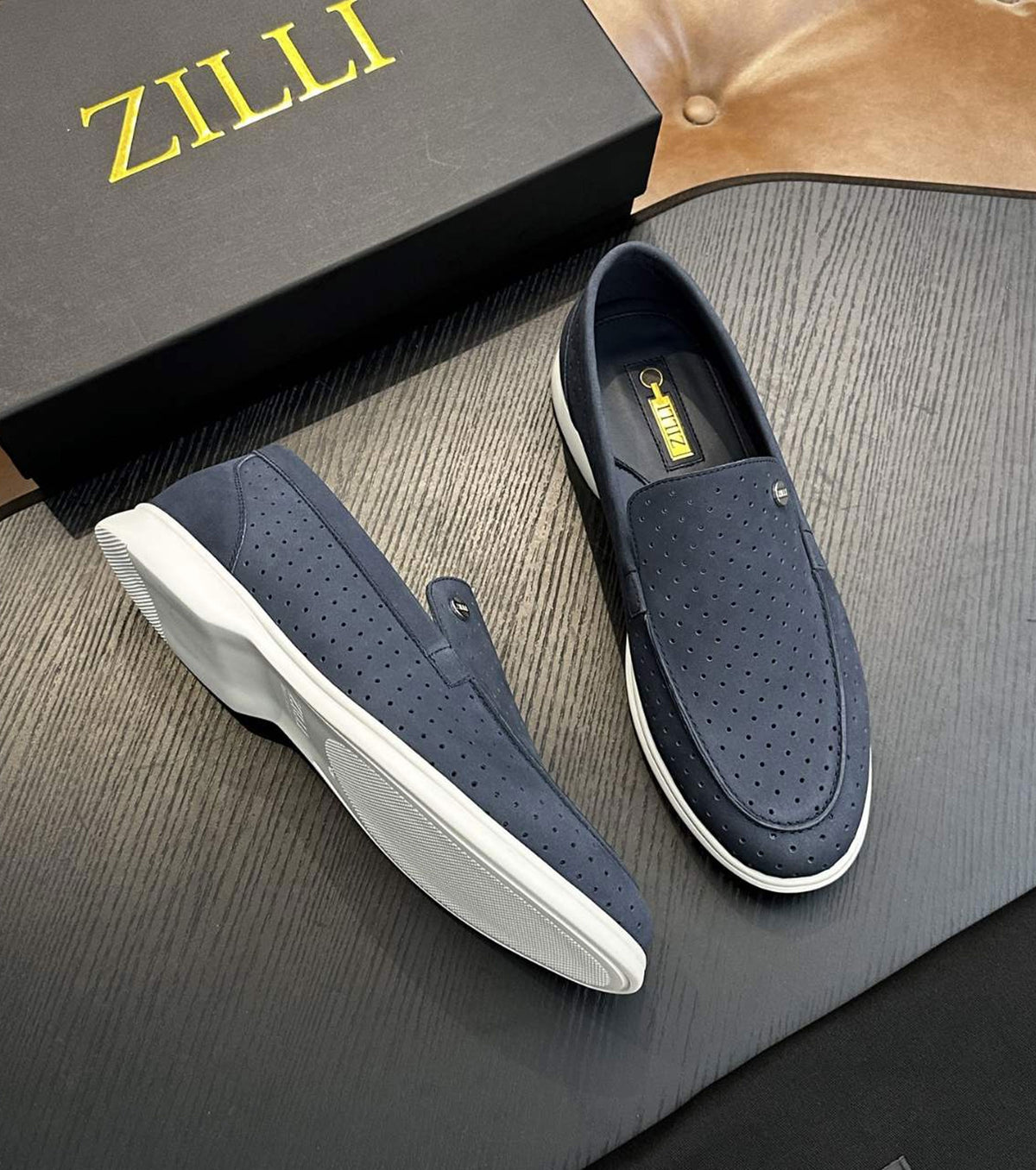 Велурени мокасини