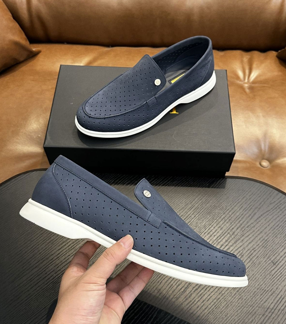 Велурени мокасини