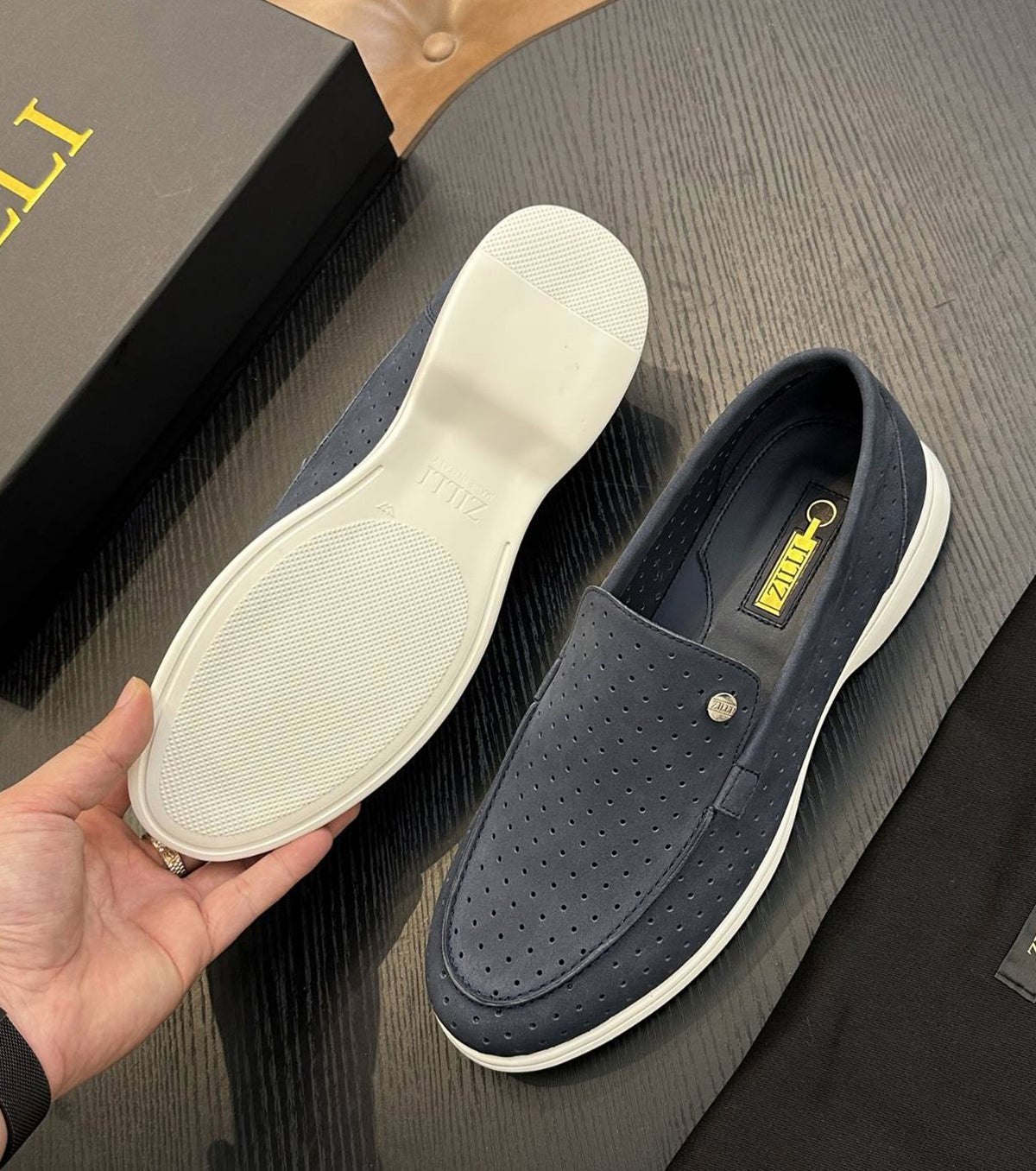 Велурени мокасини