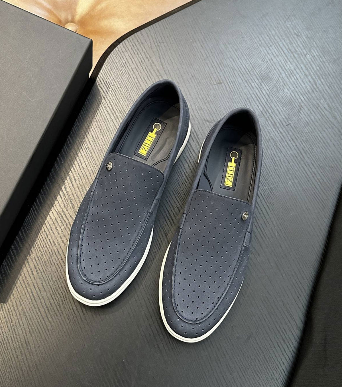 Велурени мокасини