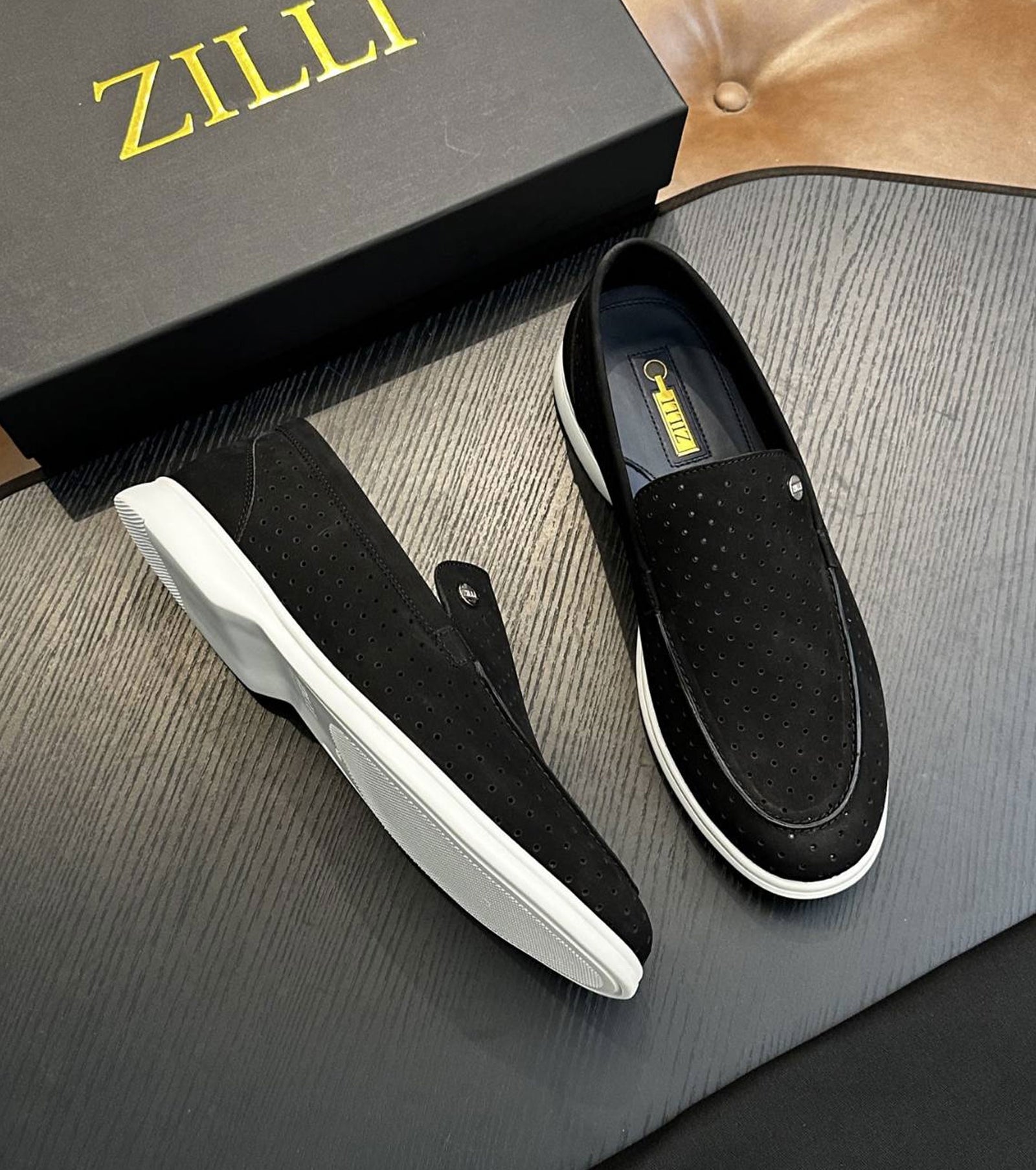 Велурени мокасини