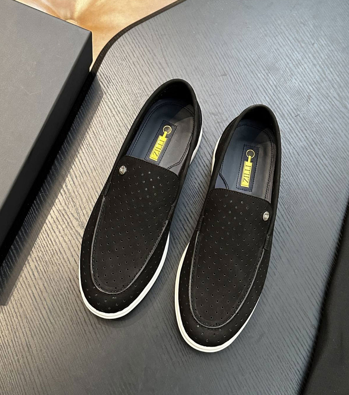 Велурени мокасини