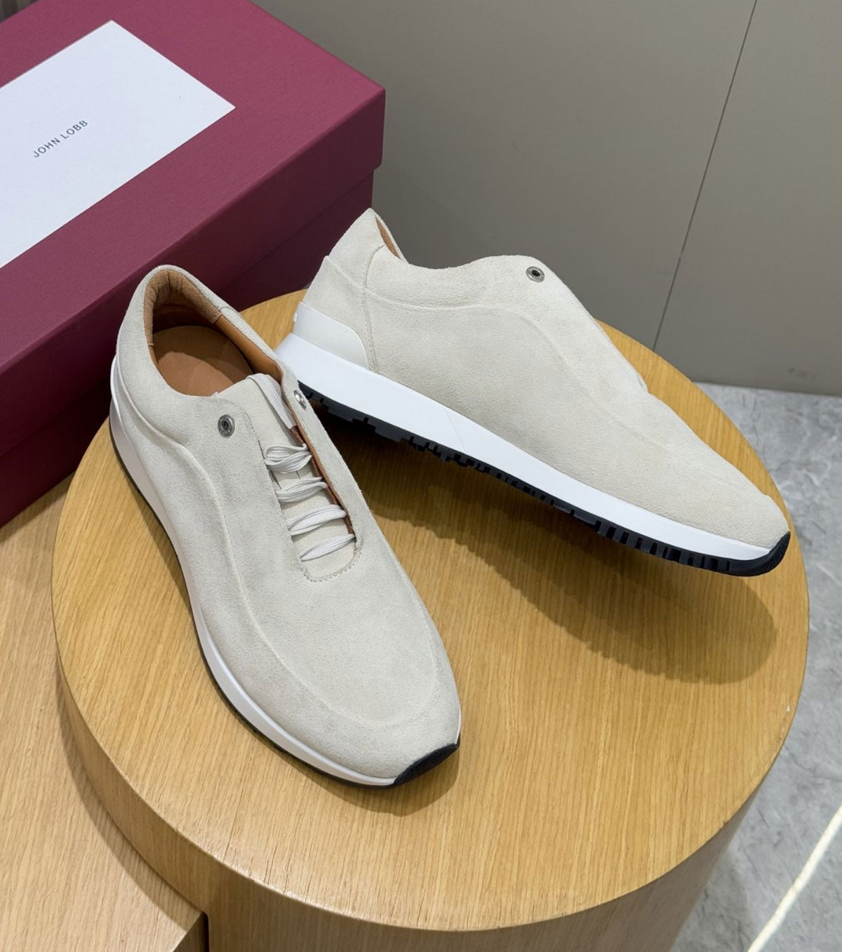 Велурени маратонки