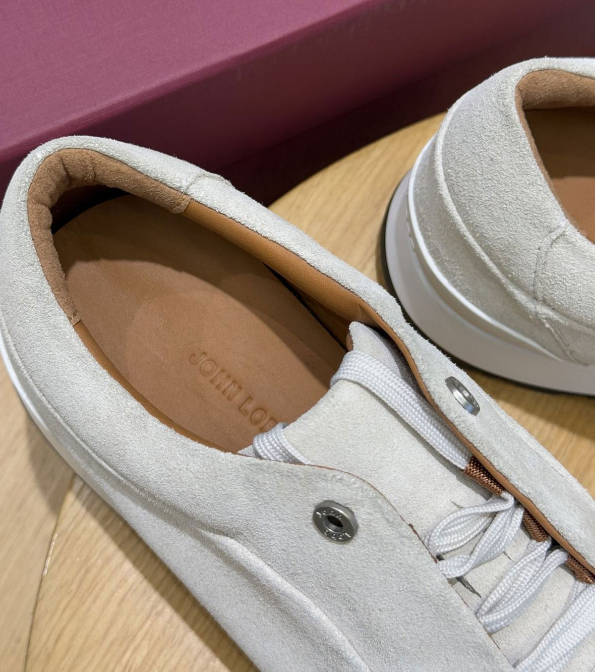 Велурени маратонки